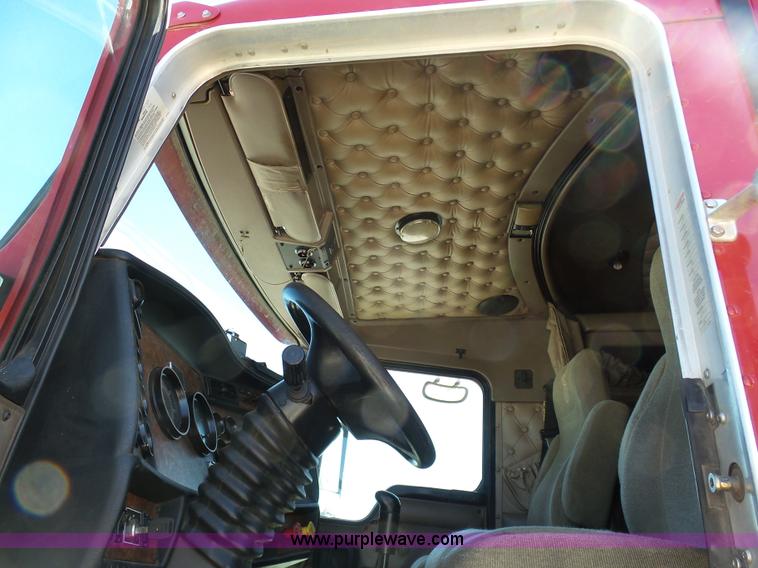 image for item K7991 2005 Kenworth T600 semi truck