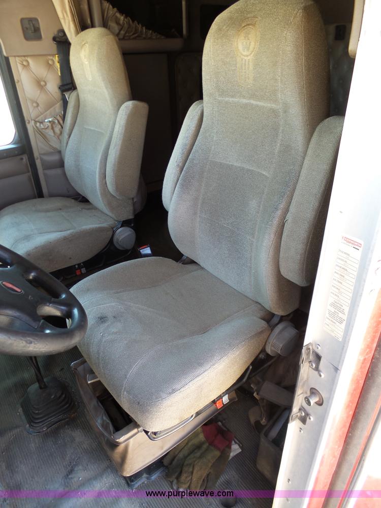 image for item K7991 2005 Kenworth T600 semi truck