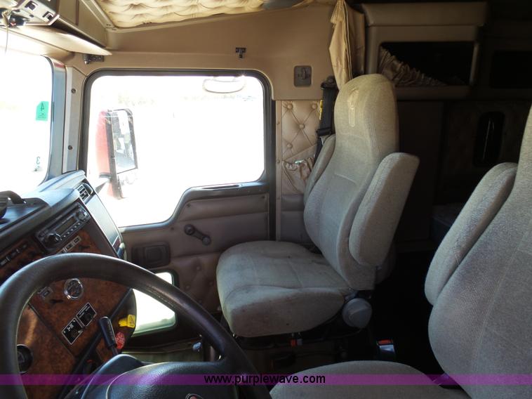 image for item K7991 2005 Kenworth T600 semi truck