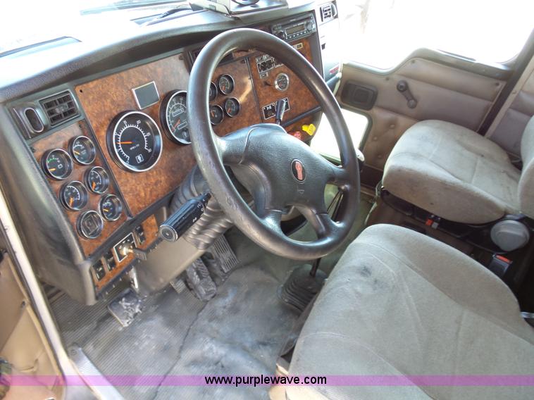 image for item K7991 2005 Kenworth T600 semi truck
