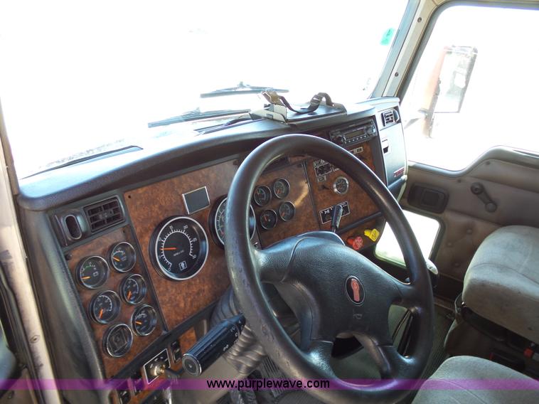 image for item K7991 2005 Kenworth T600 semi truck