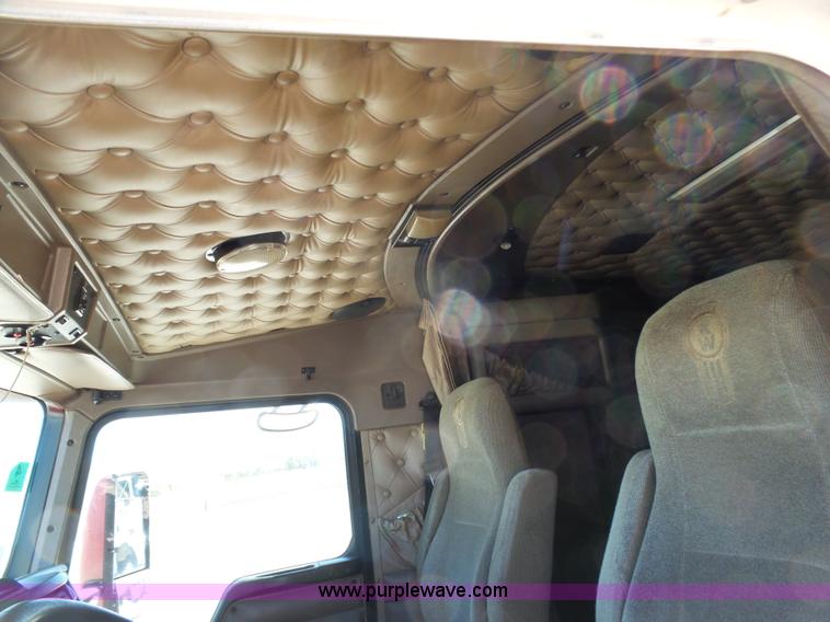 image for item K7991 2005 Kenworth T600 semi truck