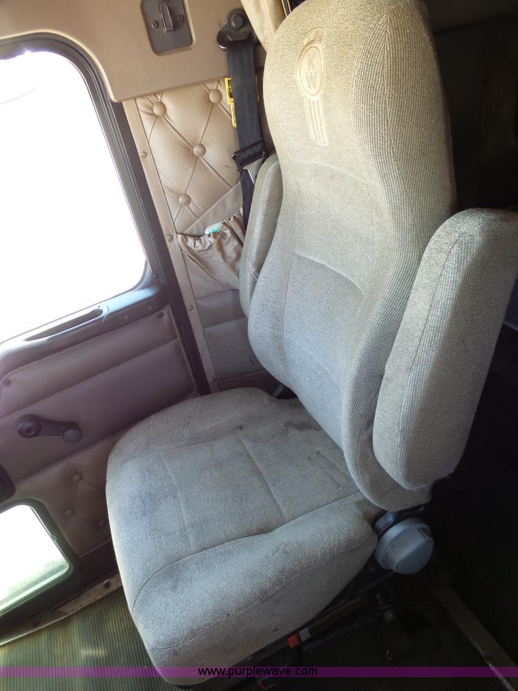 image for item K7991 2005 Kenworth T600 semi truck