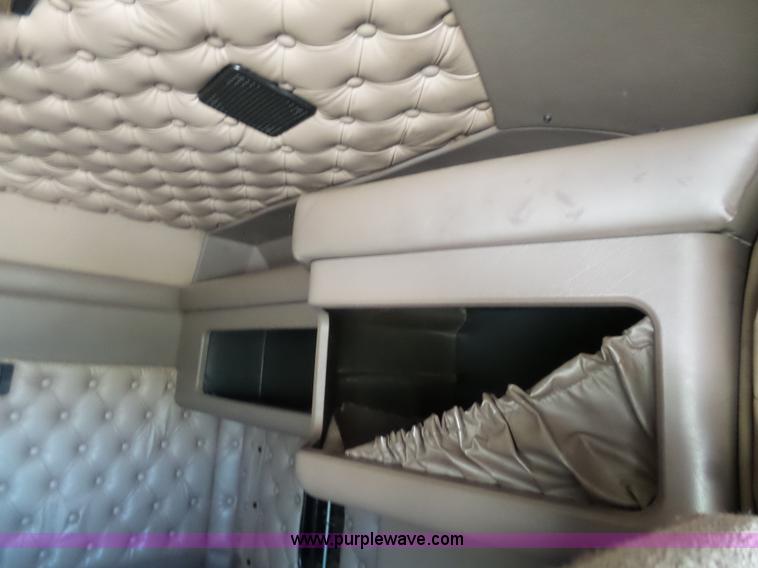 image for item K7991 2005 Kenworth T600 semi truck