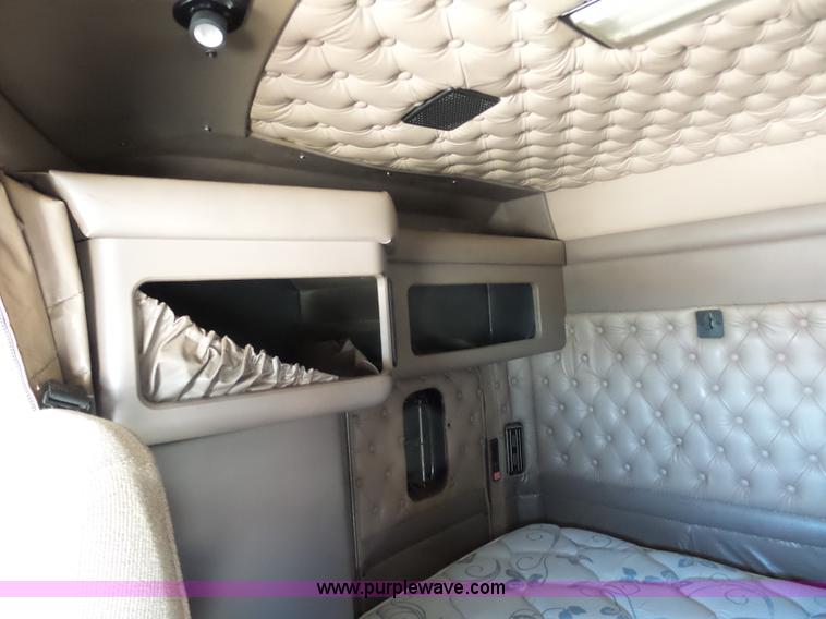 image for item K7991 2005 Kenworth T600 semi truck