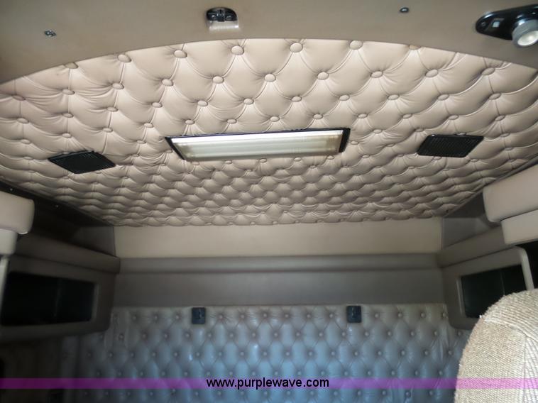 image for item K7991 2005 Kenworth T600 semi truck