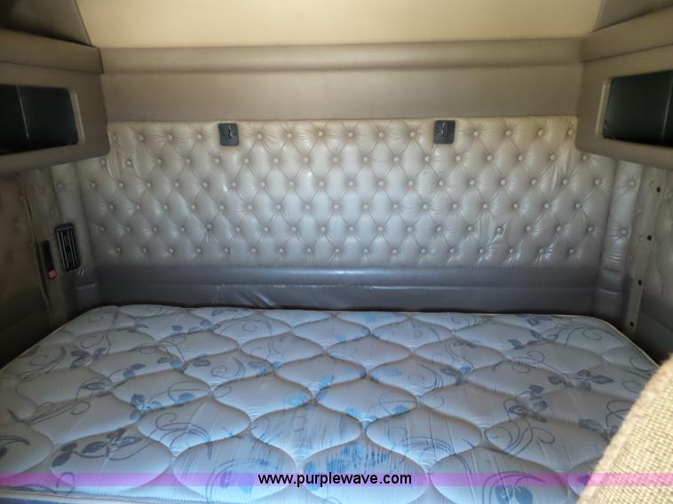 image for item K7991 2005 Kenworth T600 semi truck