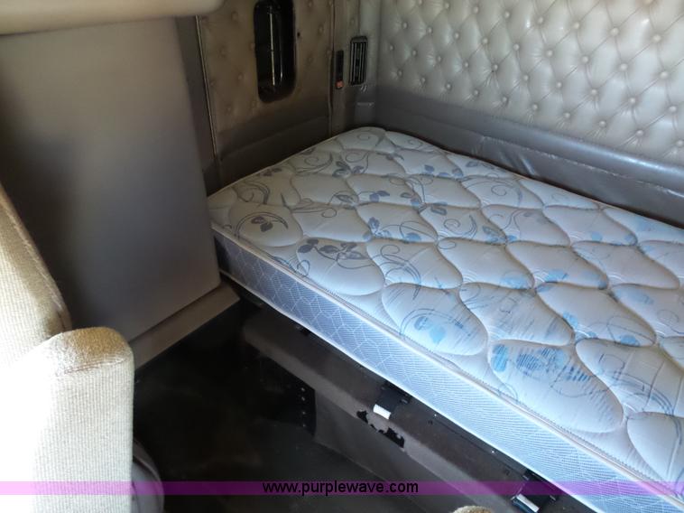 image for item K7991 2005 Kenworth T600 semi truck