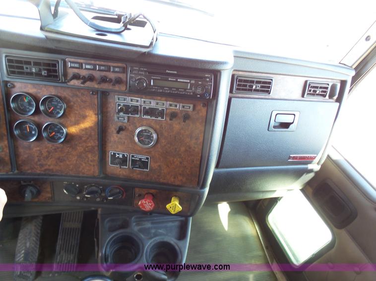 image for item K7991 2005 Kenworth T600 semi truck