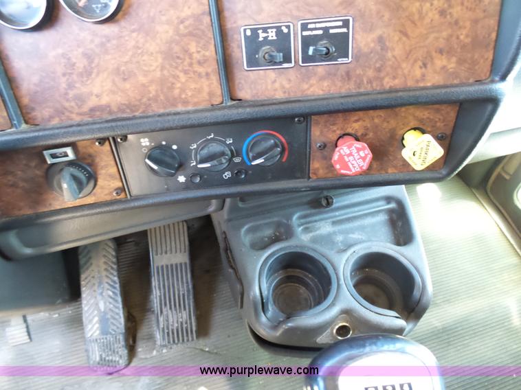 image for item K7991 2005 Kenworth T600 semi truck