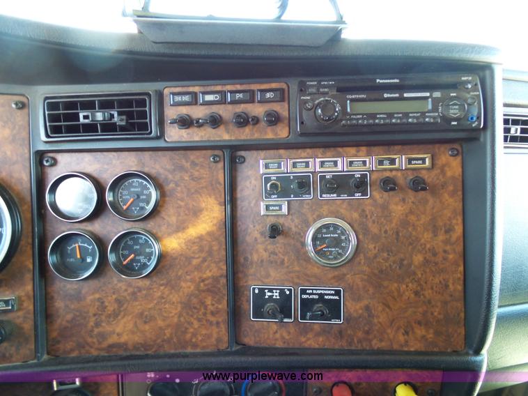 image for item K7991 2005 Kenworth T600 semi truck