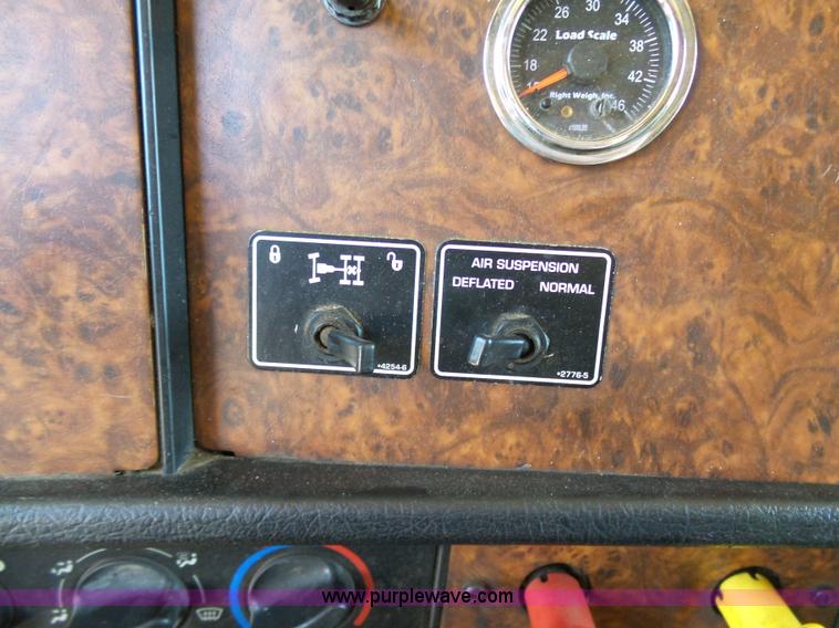 image for item K7991 2005 Kenworth T600 semi truck