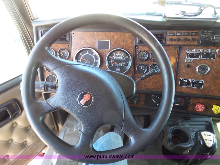 image for item K7991 2005 Kenworth T600 semi truck