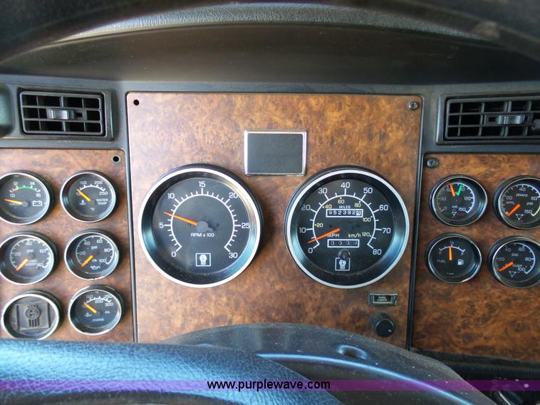 image for item K7991 2005 Kenworth T600 semi truck