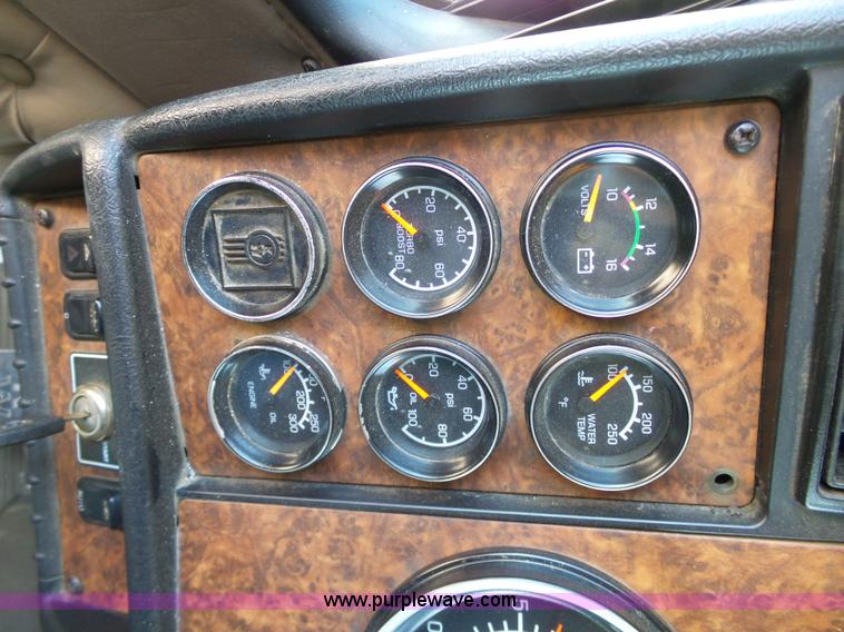 image for item K7991 2005 Kenworth T600 semi truck