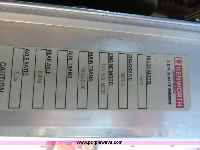 image for item K7991 2005 Kenworth T600 semi truck