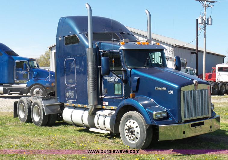 image for item K7993 2007 Kenworth semi truck