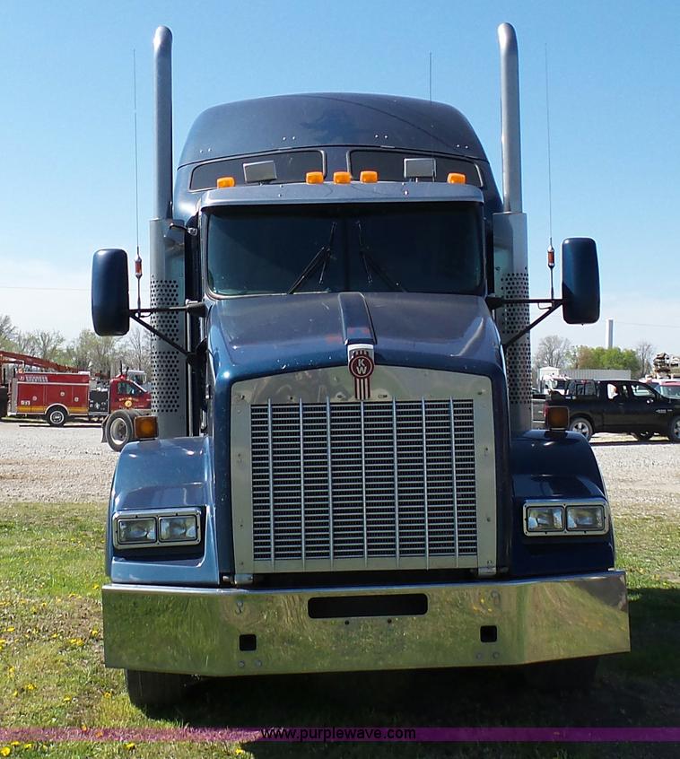 image for item K7993 2007 Kenworth semi truck