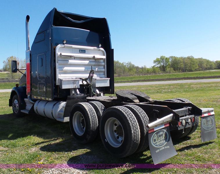image for item K7993 2007 Kenworth semi truck