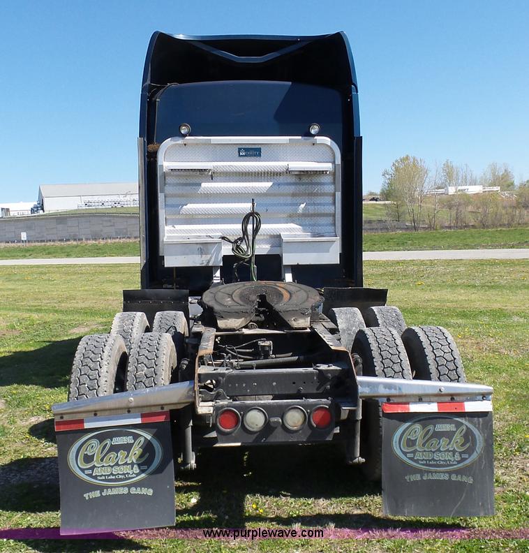 image for item K7993 2007 Kenworth semi truck
