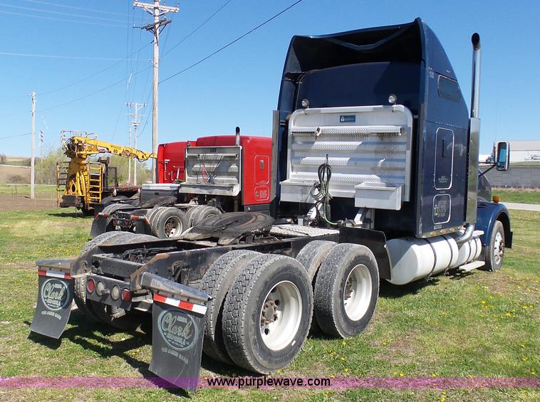 image for item K7993 2007 Kenworth semi truck