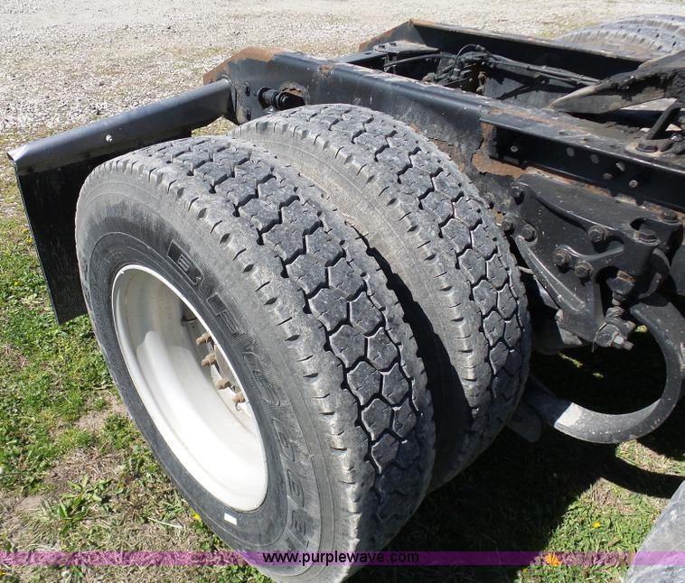 image for item K7993 2007 Kenworth semi truck