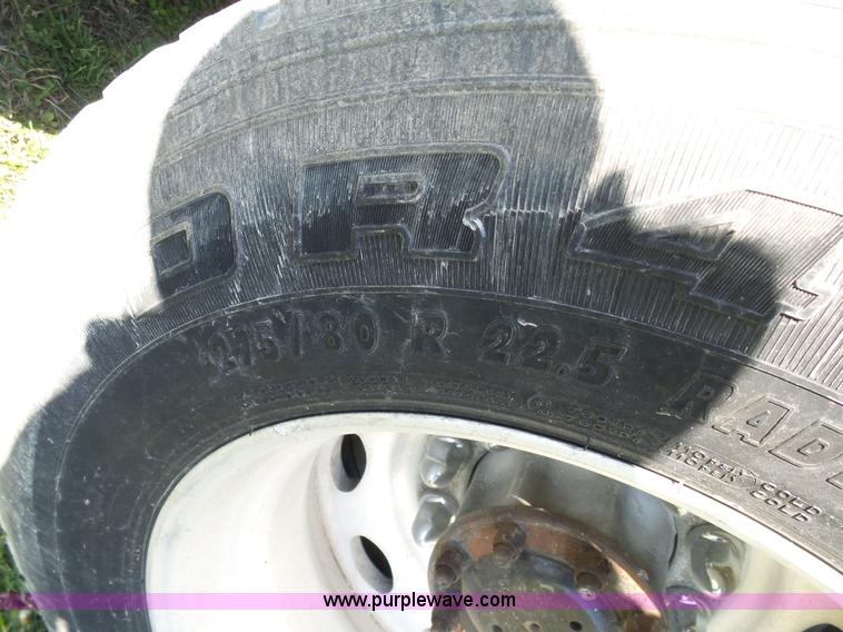 image for item K7993 2007 Kenworth semi truck