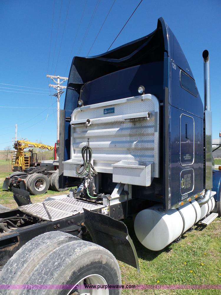 image for item K7993 2007 Kenworth semi truck