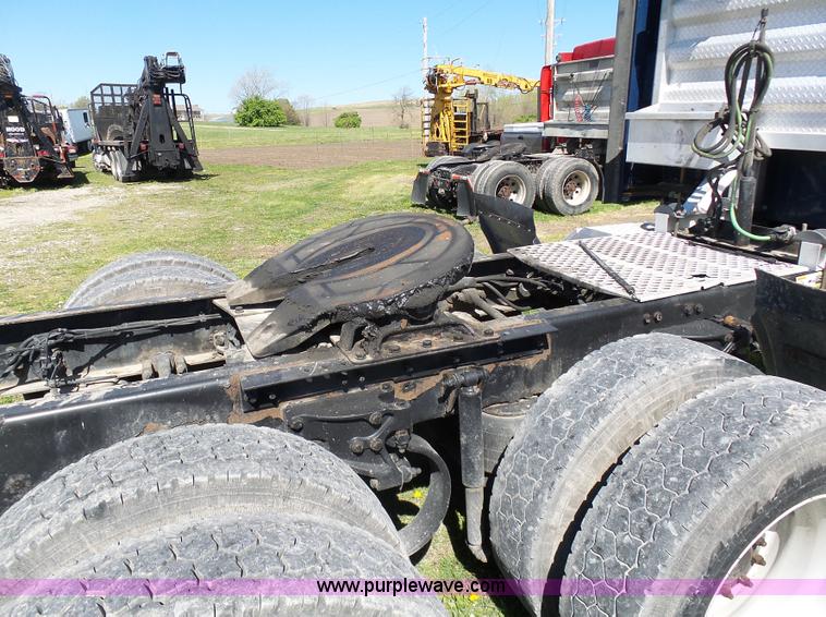 image for item K7993 2007 Kenworth semi truck