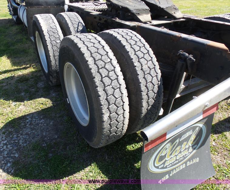 image for item K7993 2007 Kenworth semi truck