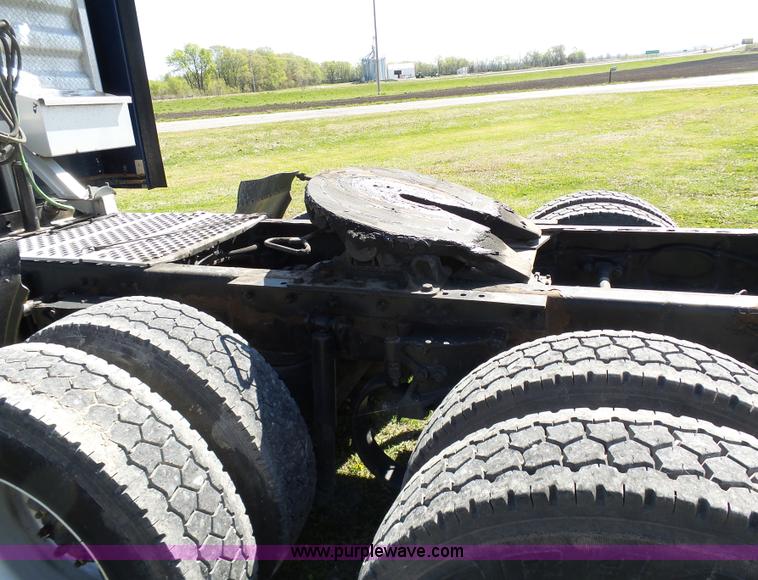 image for item K7993 2007 Kenworth semi truck