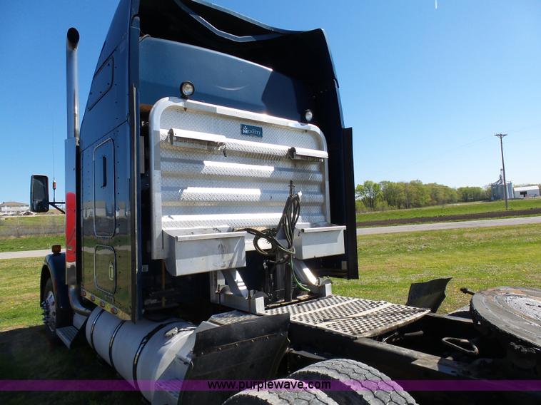 image for item K7993 2007 Kenworth semi truck