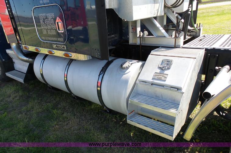 image for item K7993 2007 Kenworth semi truck