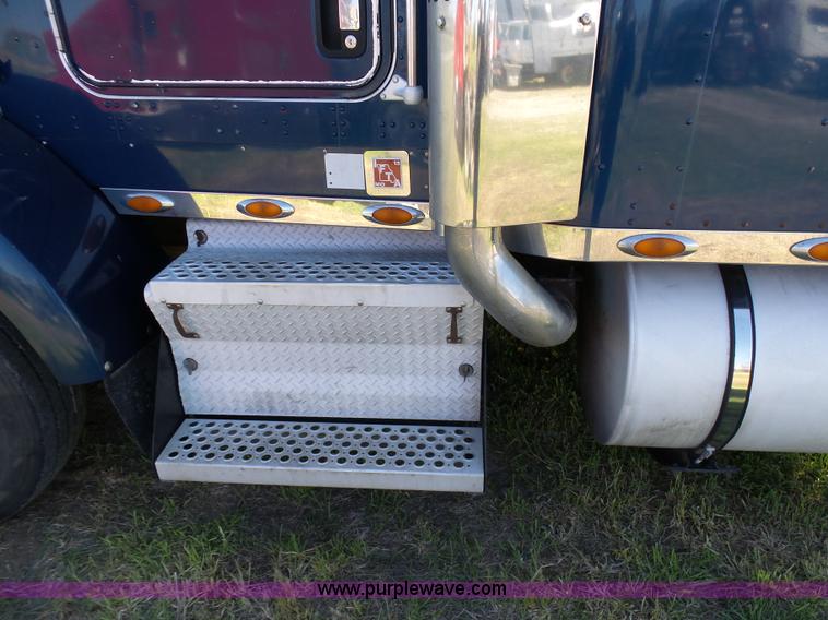 image for item K7993 2007 Kenworth semi truck