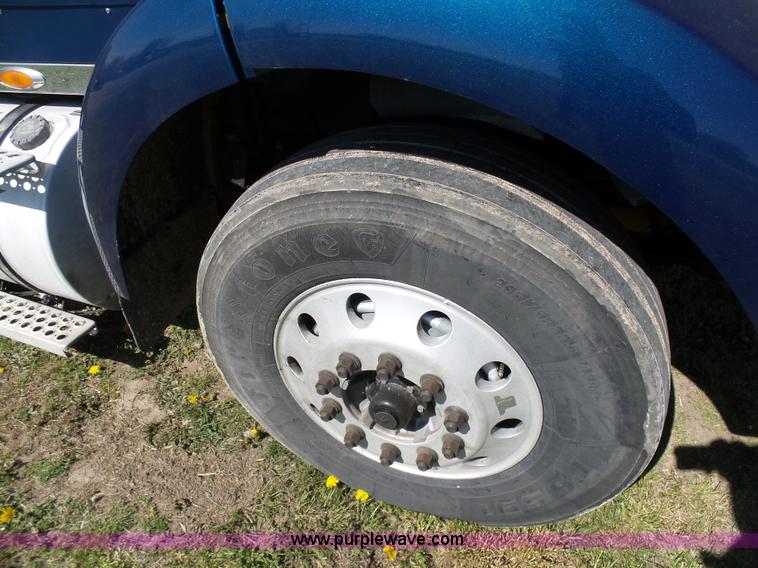 image for item K7993 2007 Kenworth semi truck