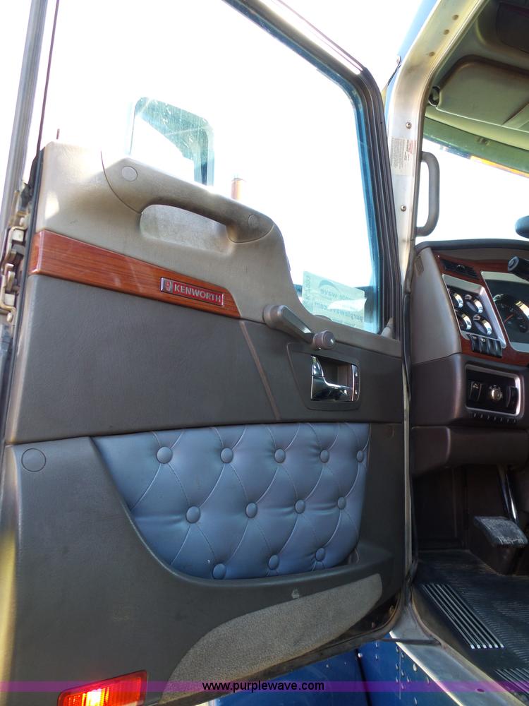 image for item K7993 2007 Kenworth semi truck