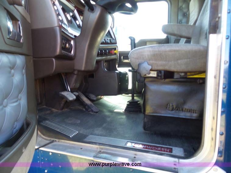 image for item K7993 2007 Kenworth semi truck