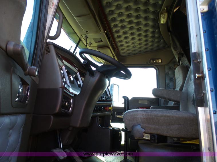 image for item K7993 2007 Kenworth semi truck