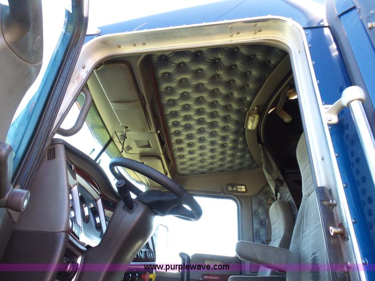 image for item K7993 2007 Kenworth semi truck