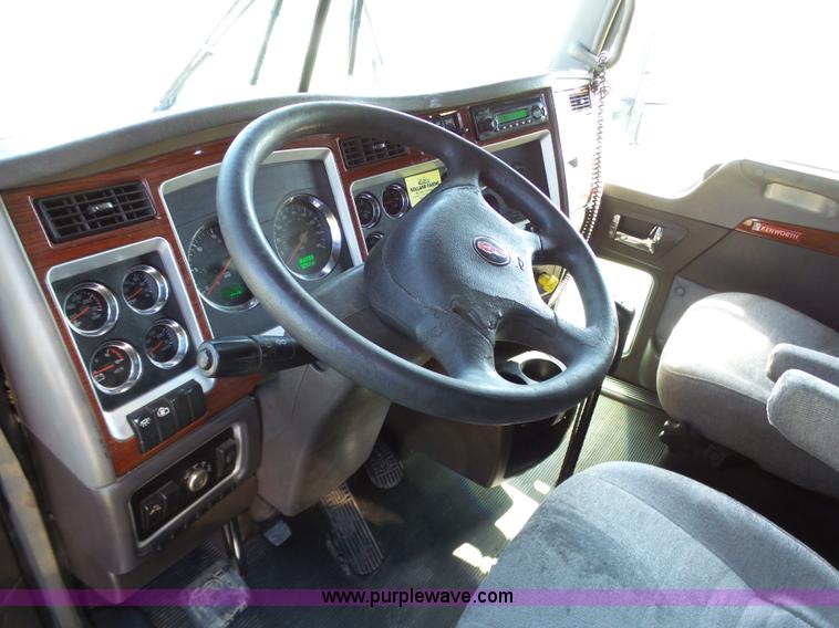image for item K7993 2007 Kenworth semi truck