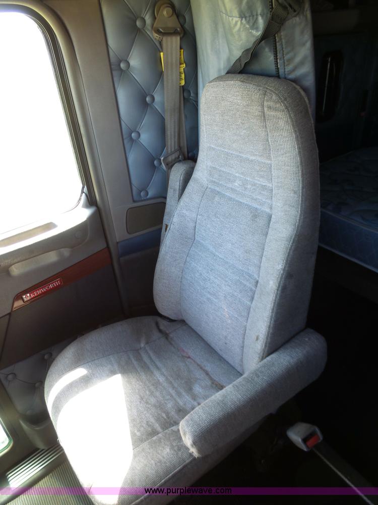 image for item K7993 2007 Kenworth semi truck