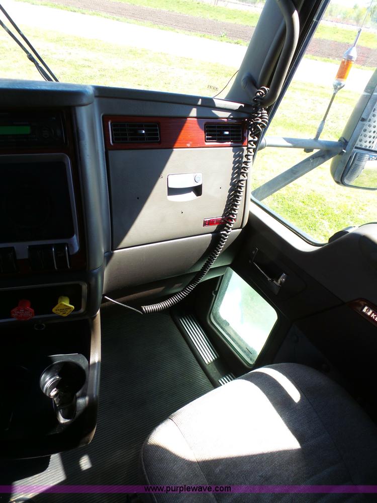 image for item K7993 2007 Kenworth semi truck
