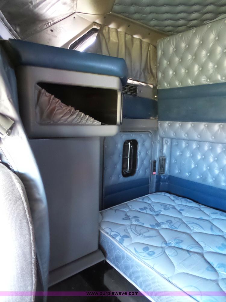 image for item K7993 2007 Kenworth semi truck