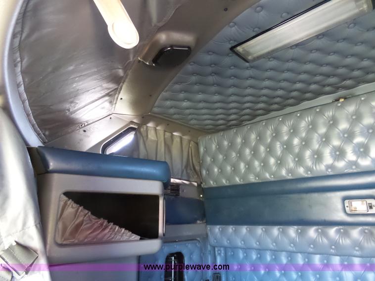 image for item K7993 2007 Kenworth semi truck