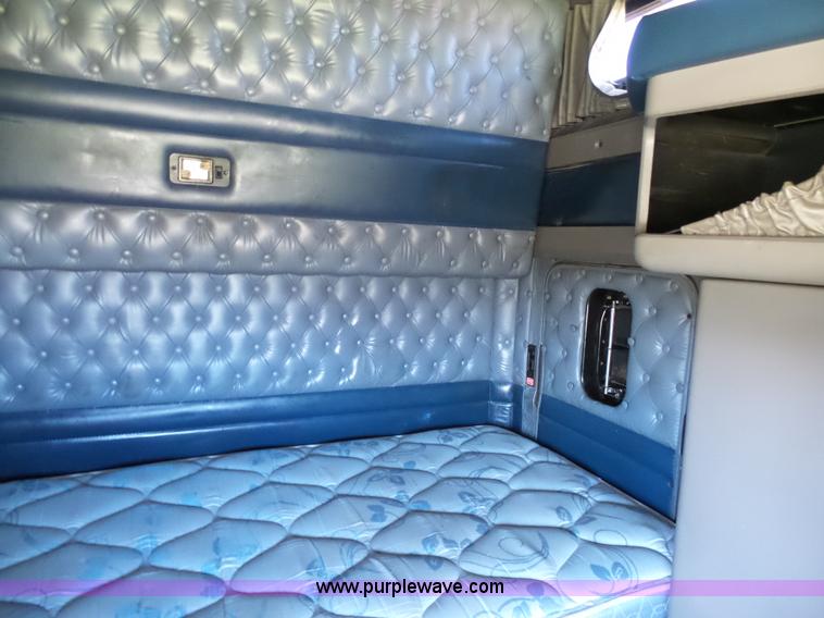 image for item K7993 2007 Kenworth semi truck