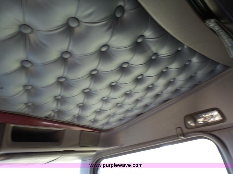 image for item K7993 2007 Kenworth semi truck