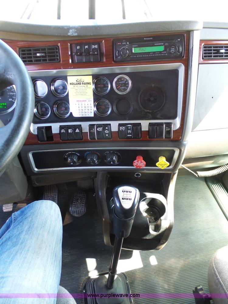 image for item K7993 2007 Kenworth semi truck