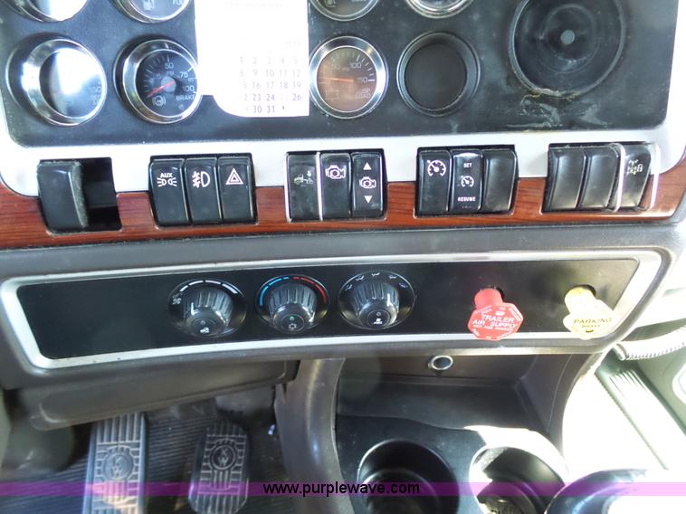 image for item K7993 2007 Kenworth semi truck