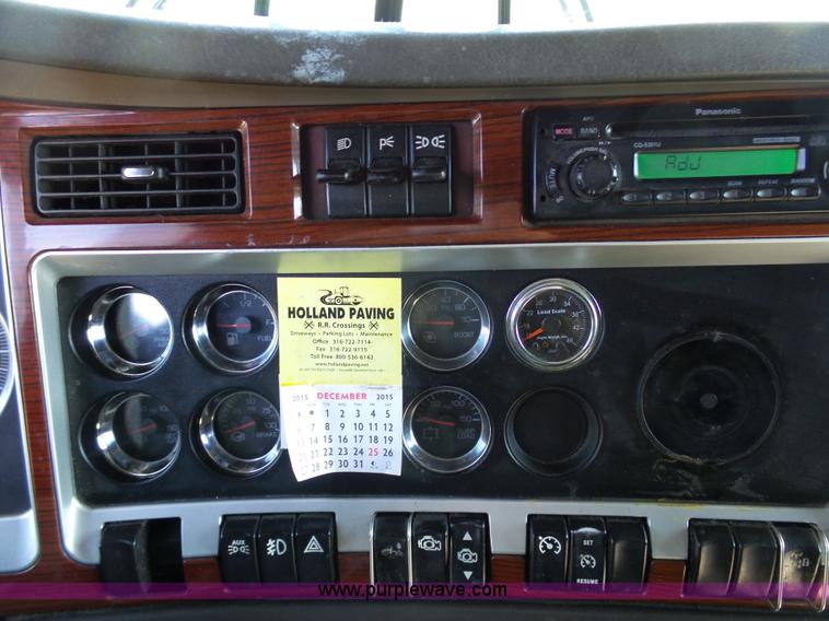 image for item K7993 2007 Kenworth semi truck