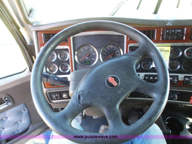 image for item K7993 2007 Kenworth semi truck
